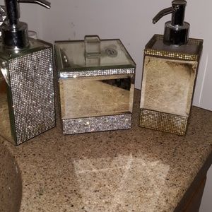 Bathroom  soap and lotion pump. Come with eveythin